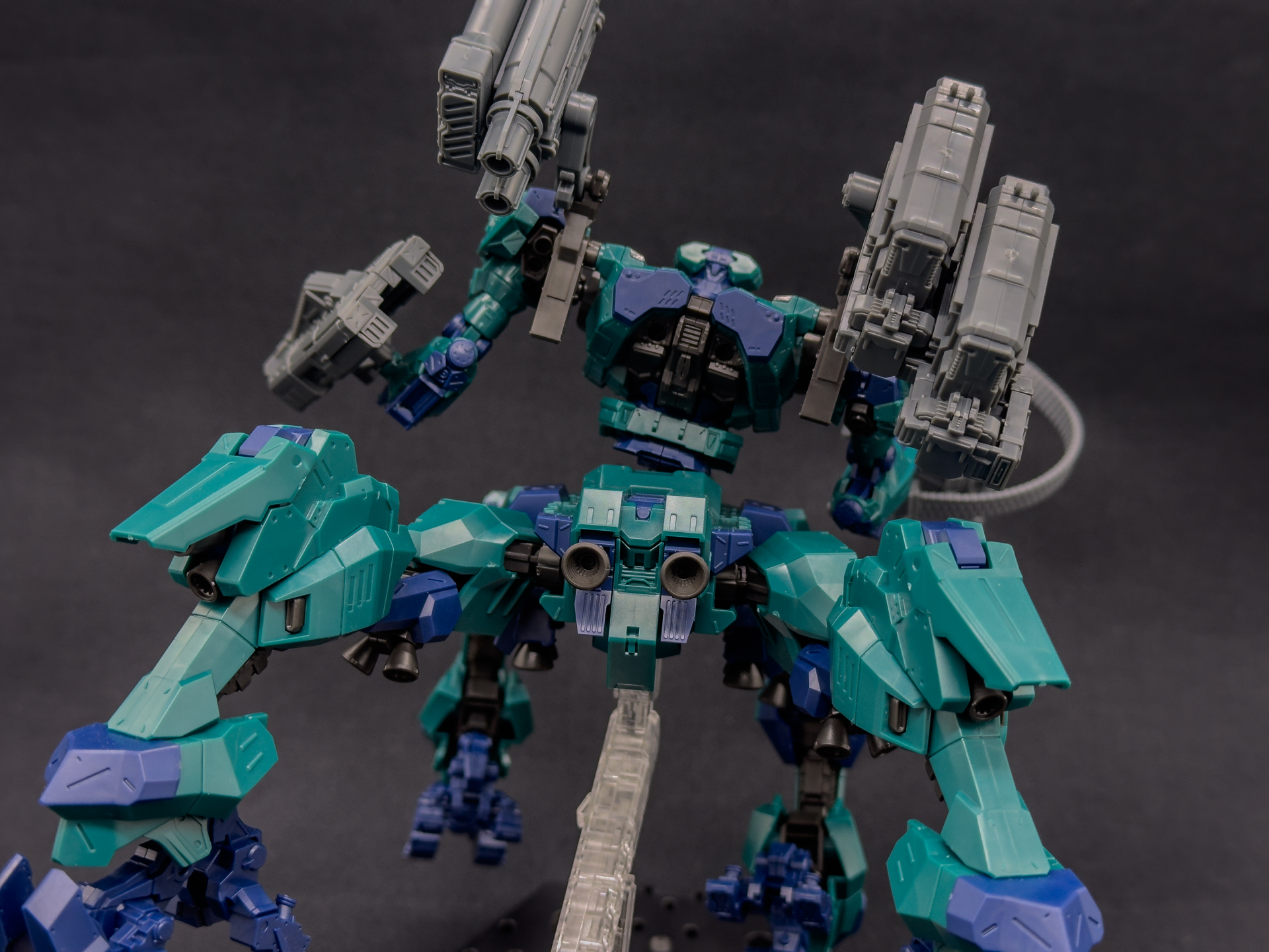 四脚型はブースタを脚部パーツに取り付けます。