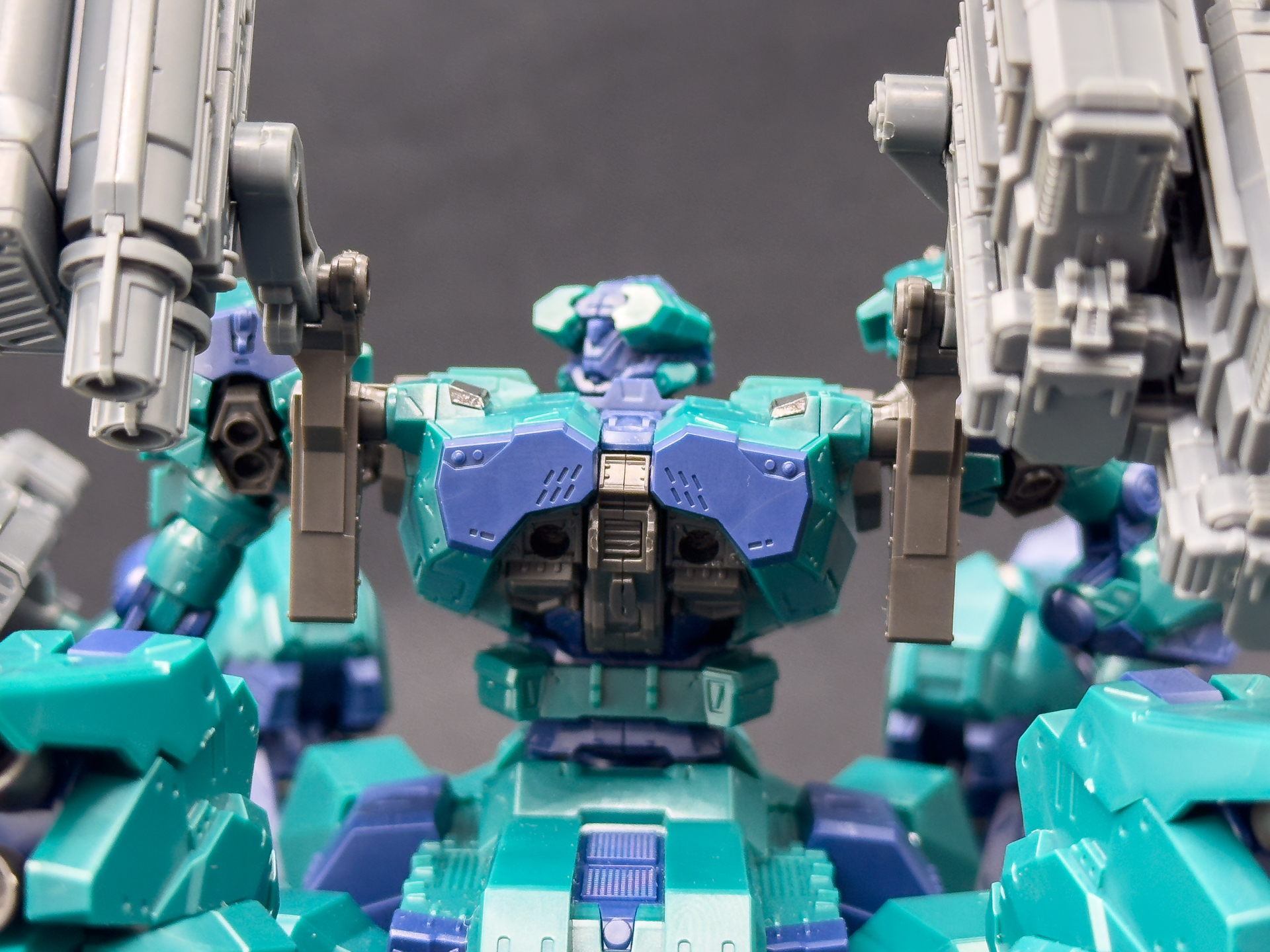 本機のコアパーツには二脚型ACとした際に使用するブースタ用ジョイント孔が搭載されています。