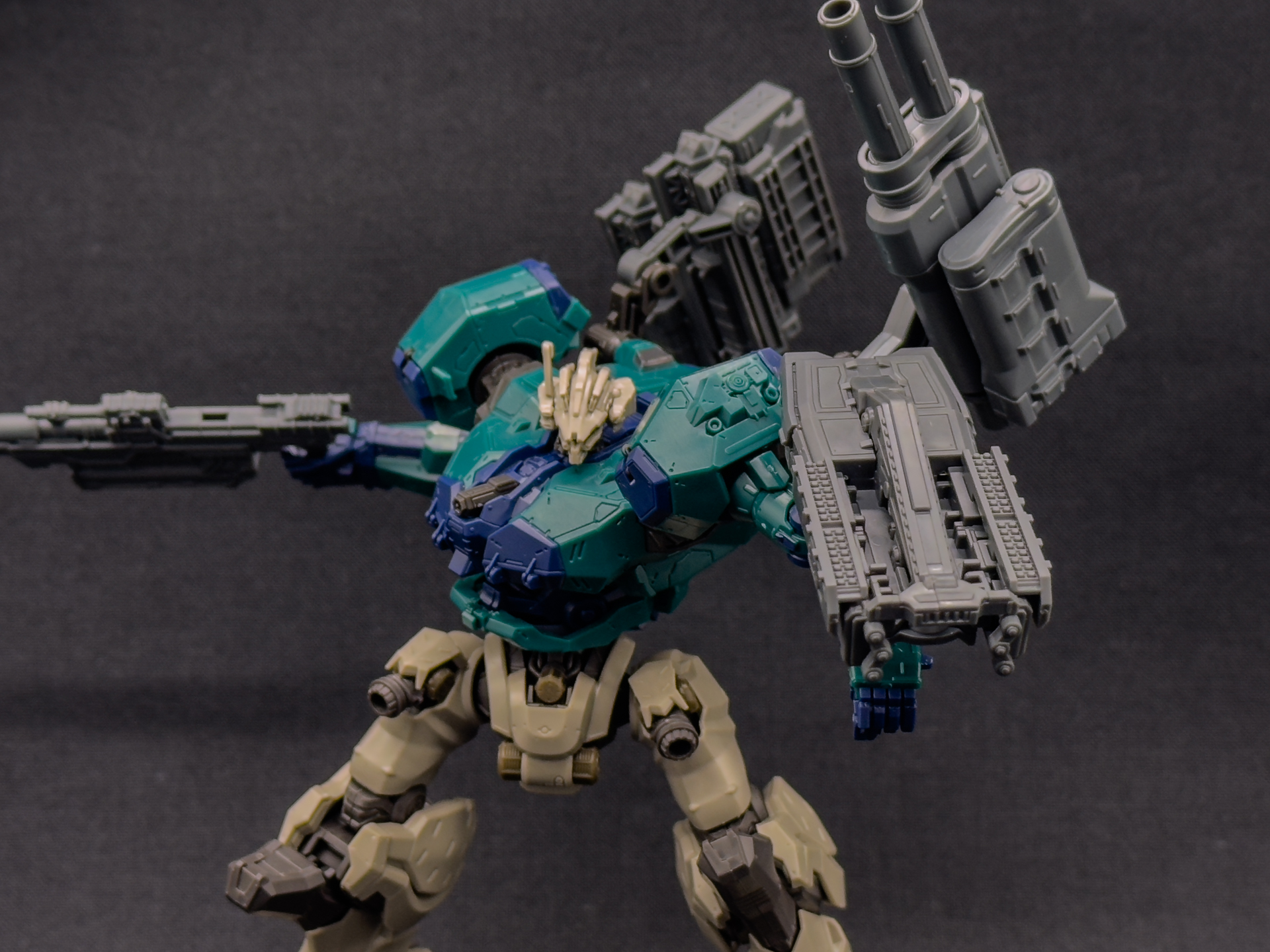 ライガーテイルの上半身を使用して中量二脚型を組んでみました。二脚型でもマッチする上半身となっています。