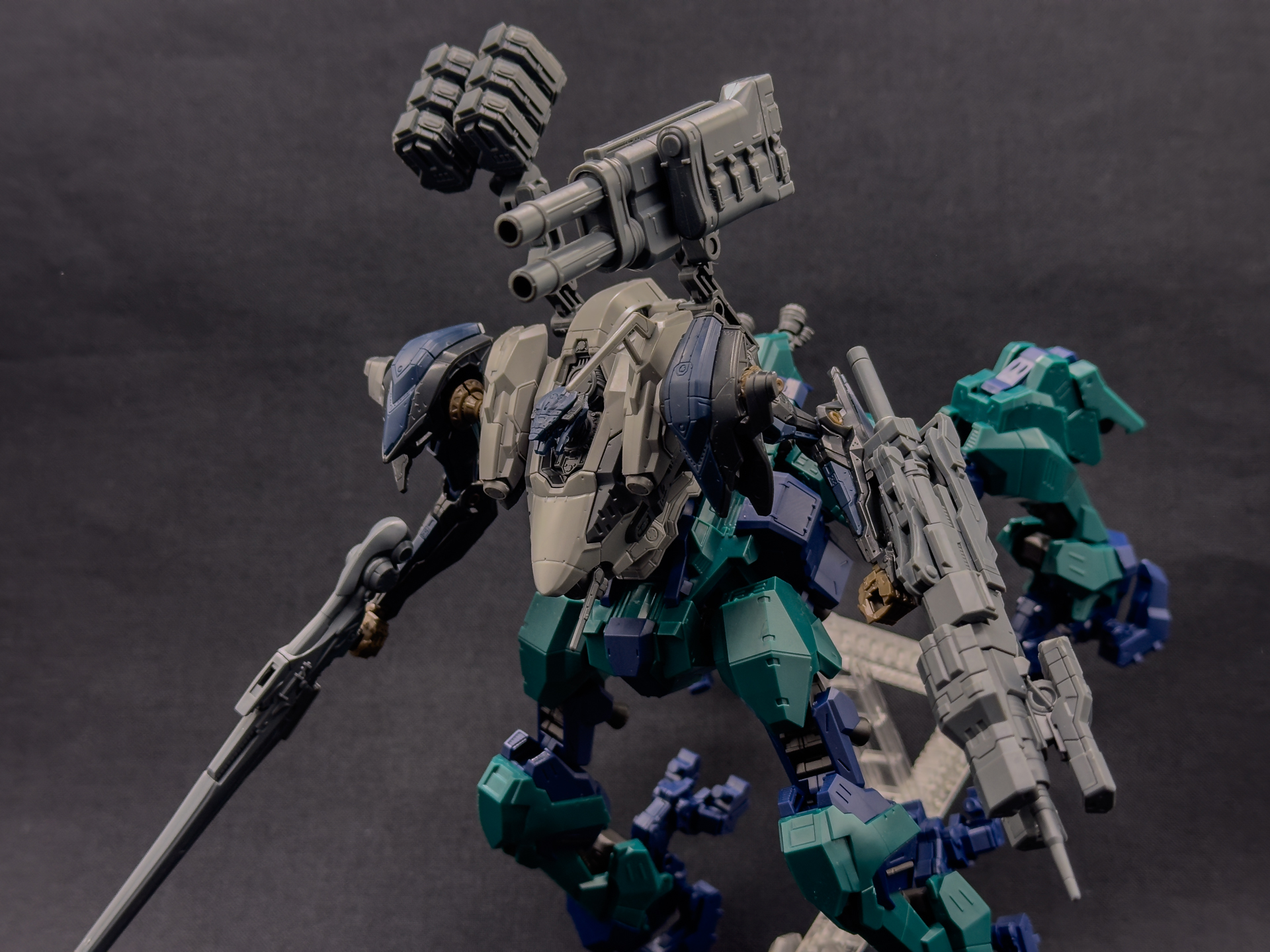 四脚型を利用してスマートな四脚型をイメージしてみました。スティールヘイズの頭部と腕部がライガーテイルの脚部パーツの印象を変化させてくれます。