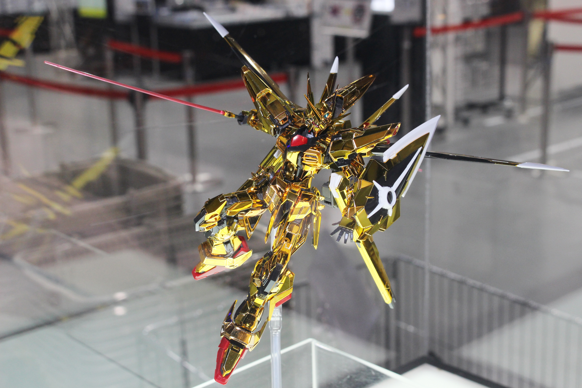 「RG 1/144 アカツキガンダム（オオワシ装備）」。12月14日発売。価格は8,800円