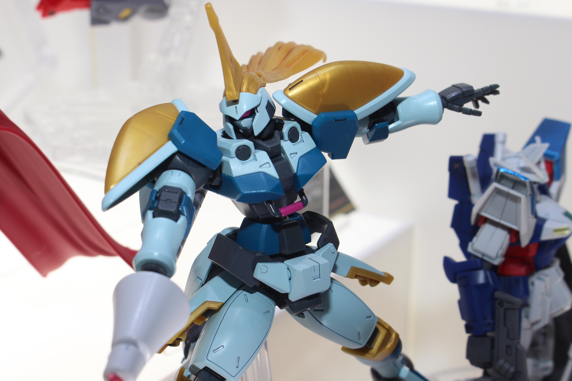 ベースがリーオーとは思えない流麗なシルエットの機体だ