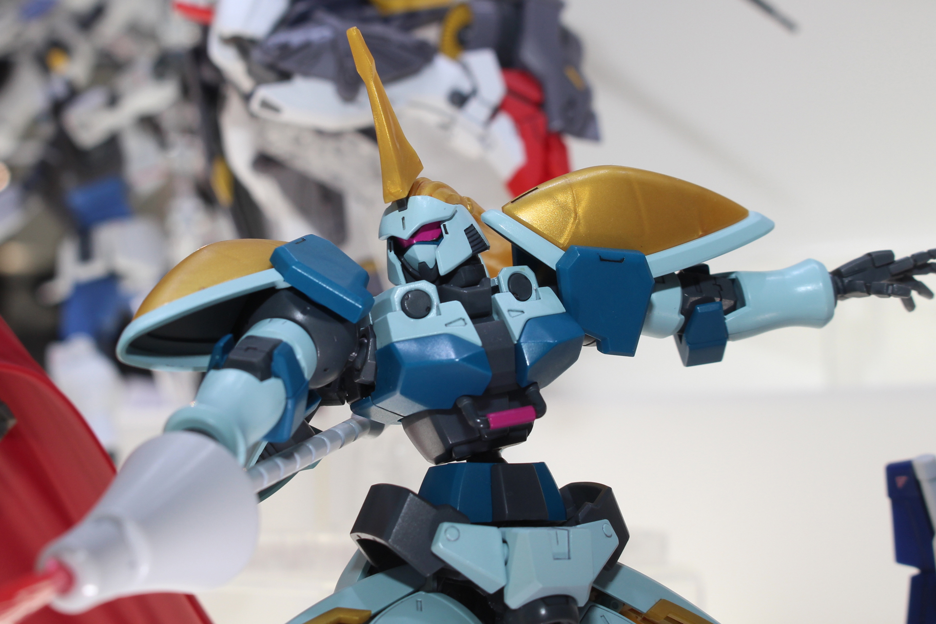 新規造形の頭部の中にはリーオーと同じメカセンサーが存在する