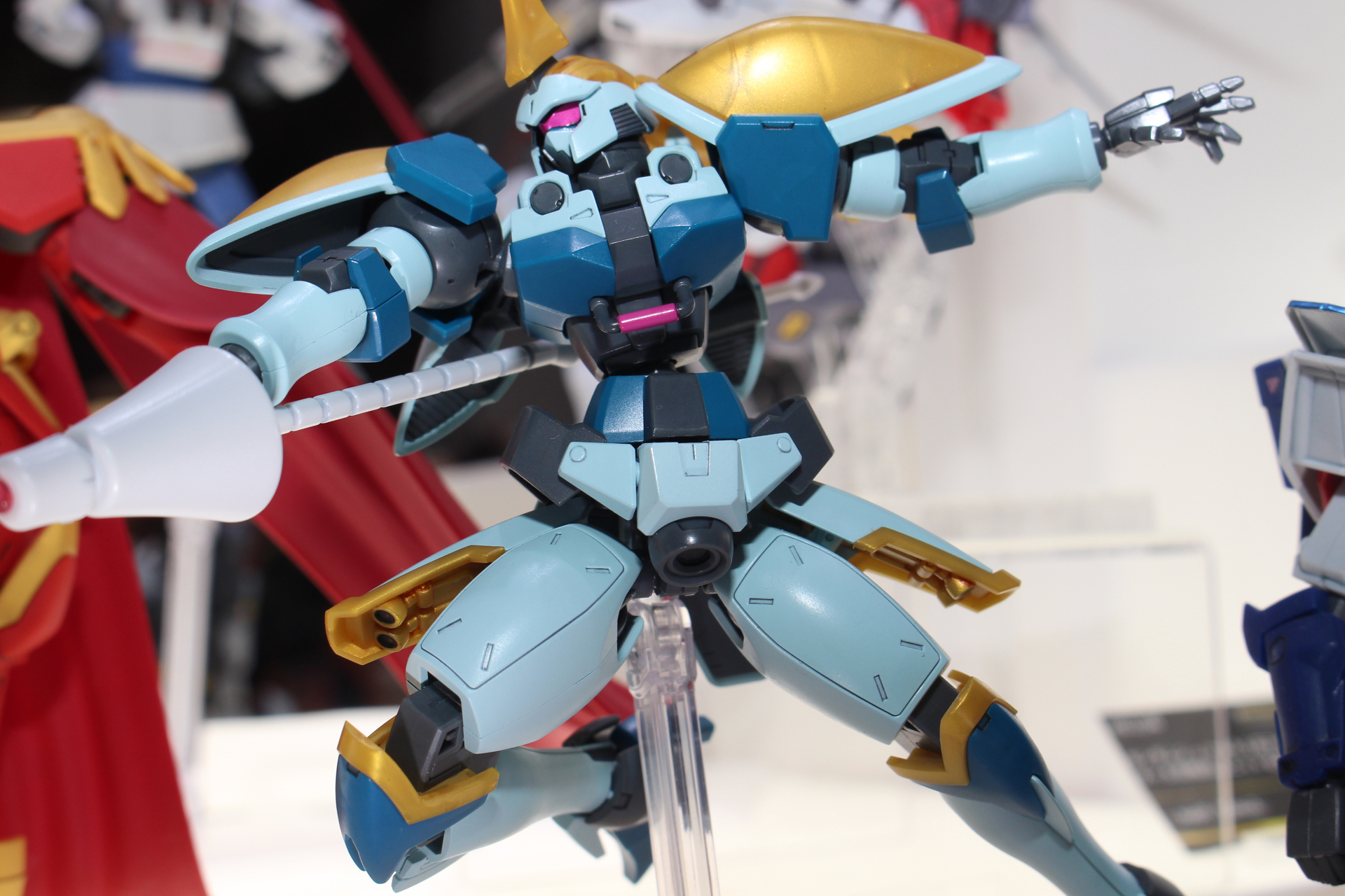 脚部などの部位にはリーオーと同じ意匠が見られる