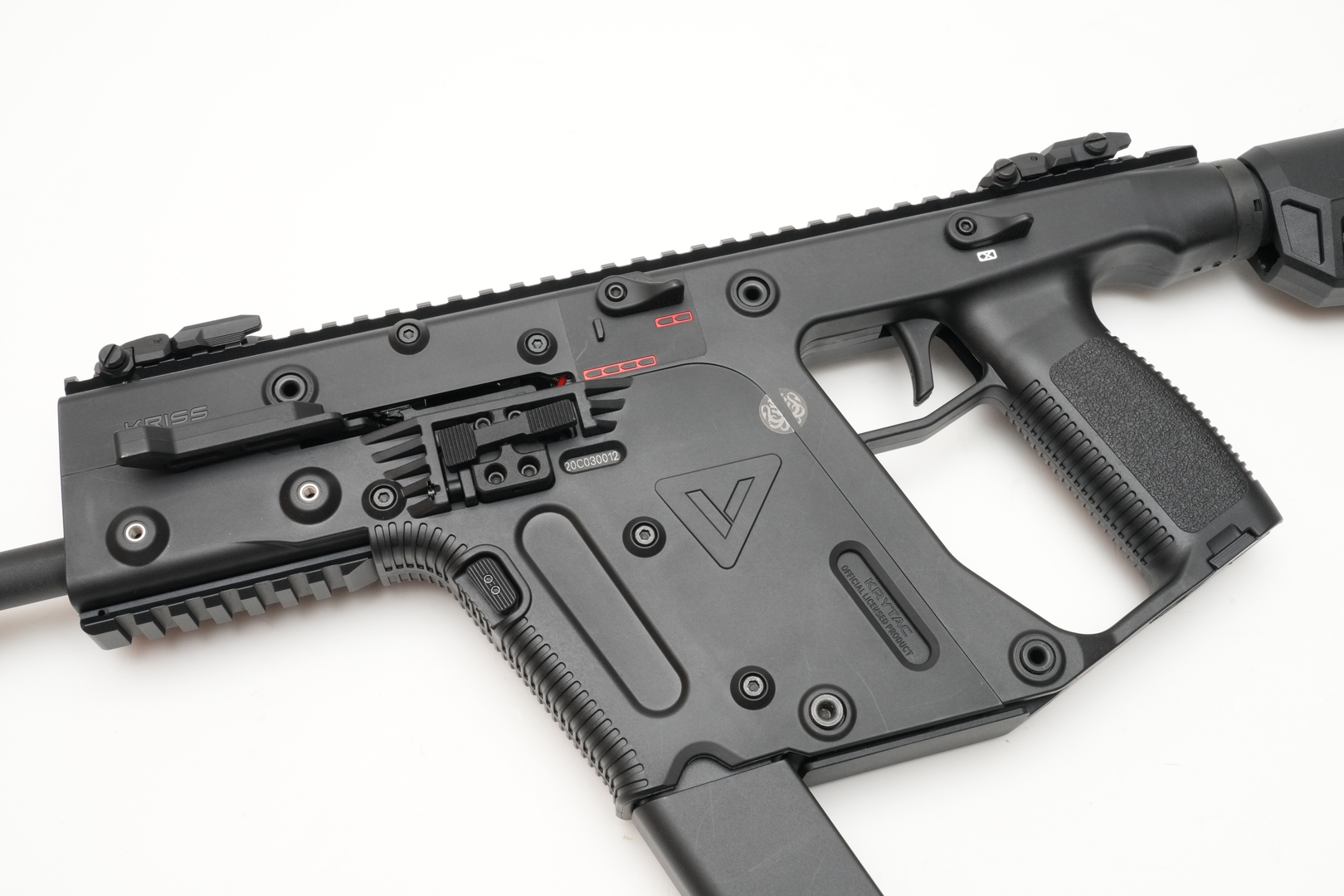 反動を下方向に逃がす独自システム「KRISS SUPER V」を採用