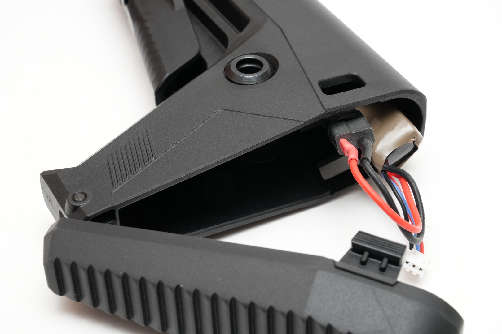 バッテリーはストックパイプ、または、その下側にも収納できる