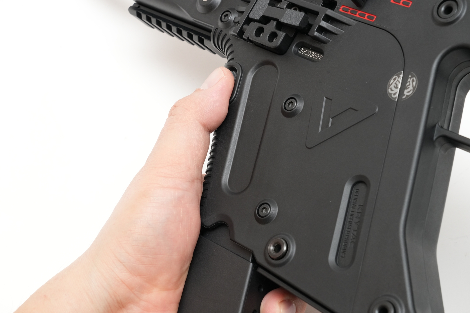 手が大きければ左手でマガジンを抜き取れる