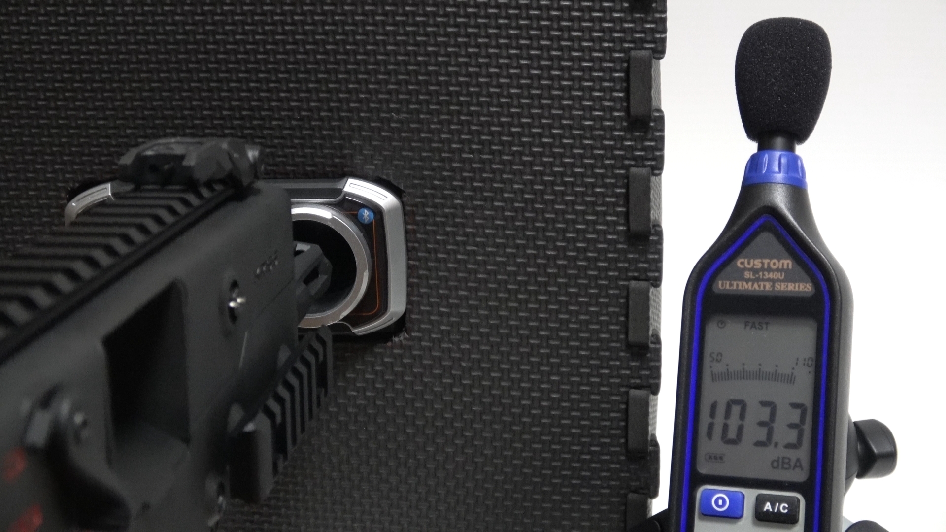 フルオート射撃音は最大103.3dBA