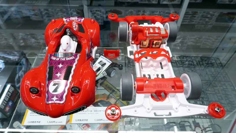 紅白カラーに彩られたパーツ構成