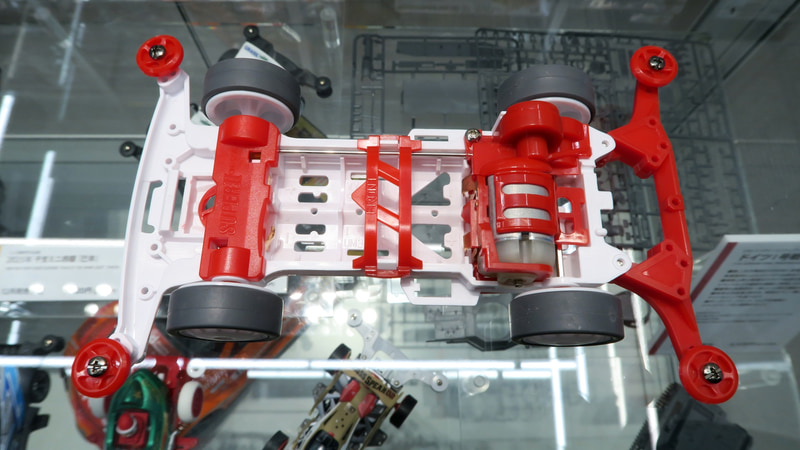 シャーシはレースでも使われて人気の高いスーパーII（電池別売）