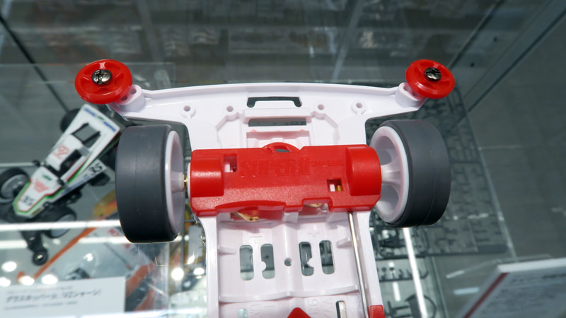 スーパーIIシャーシではスーパー1シャーシで破損しやすかったバンパーの肉抜きをなくすことで剛性が強化されている