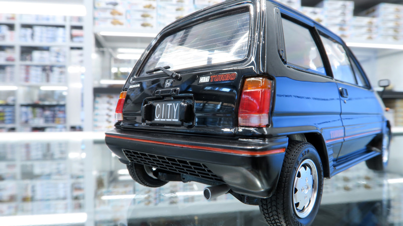 車体全面にターボチャージャー搭載モデルを表す「TURBO」の文字が刻印されている