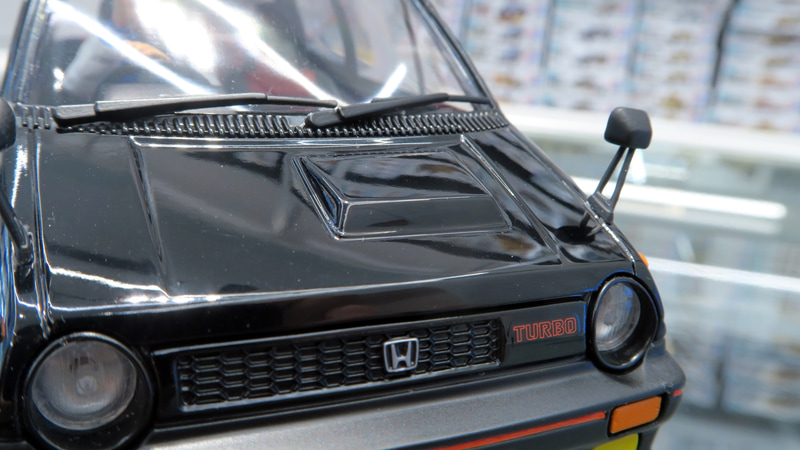 ターボ車になったことでボンネットにバルジが追加されている