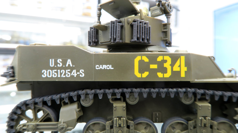 「M5A1」の新型砲塔は右の機銃がマウントされている出っぱりがあるのが特徴