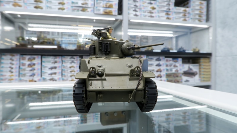 特徴的な高い車高と前面の傾斜装甲をリアルに再現している