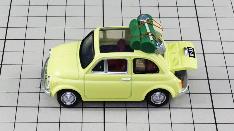 サイド：大きく開いたルーフトップと荷物が見え、映画のまんまのイメージとなっています