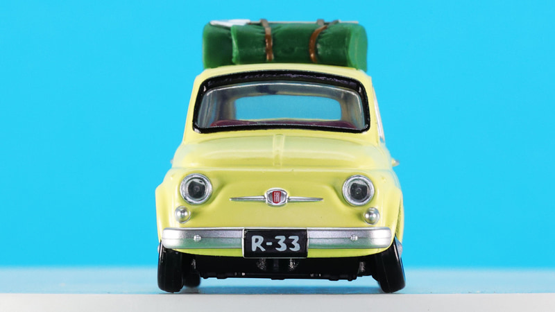 特徴的な“R-33”のナンバープレートを再現！手書きっぽさもイメージ通りです。FIATのロゴもプリントされています
