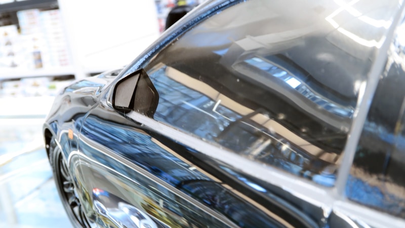 ドアミラーは競技車を思わせるステーのない固定タイプの三角型を装備