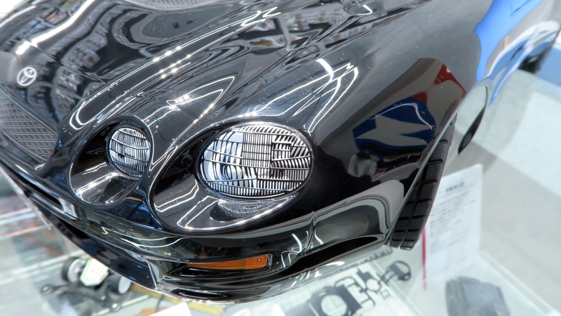 前後ライトやウインカー、ウインドウモールなどは付属のステッカーで再現