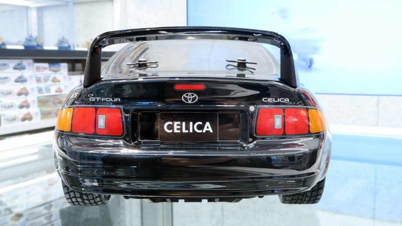 前後ライトやウインカー、ウインドウモールなどは付属のステッカーで再現