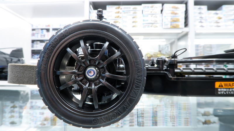 ガンメタルカラーの10本スポークホイールに、中空ゴム製タイヤを装着