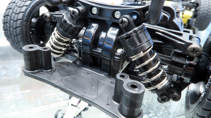 フリクションダンパーを装備した、ダブルウィッシュボーンタイプのリヤサスペンション