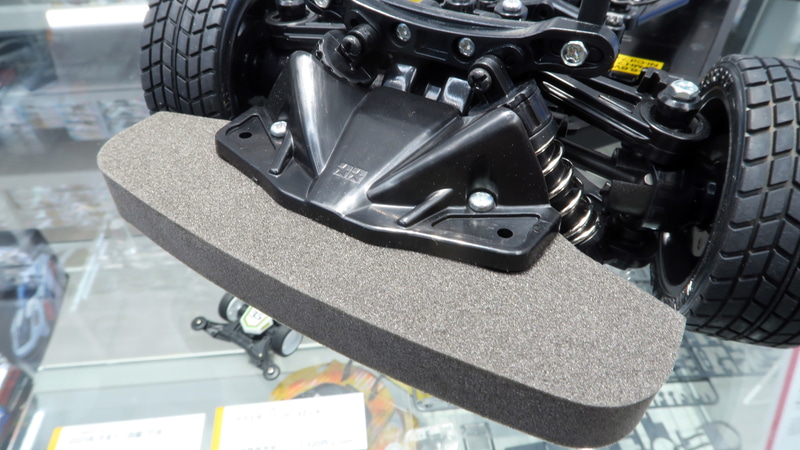 バンパーには実車のレーシングカートをイメージしたバンパーサポートを装備