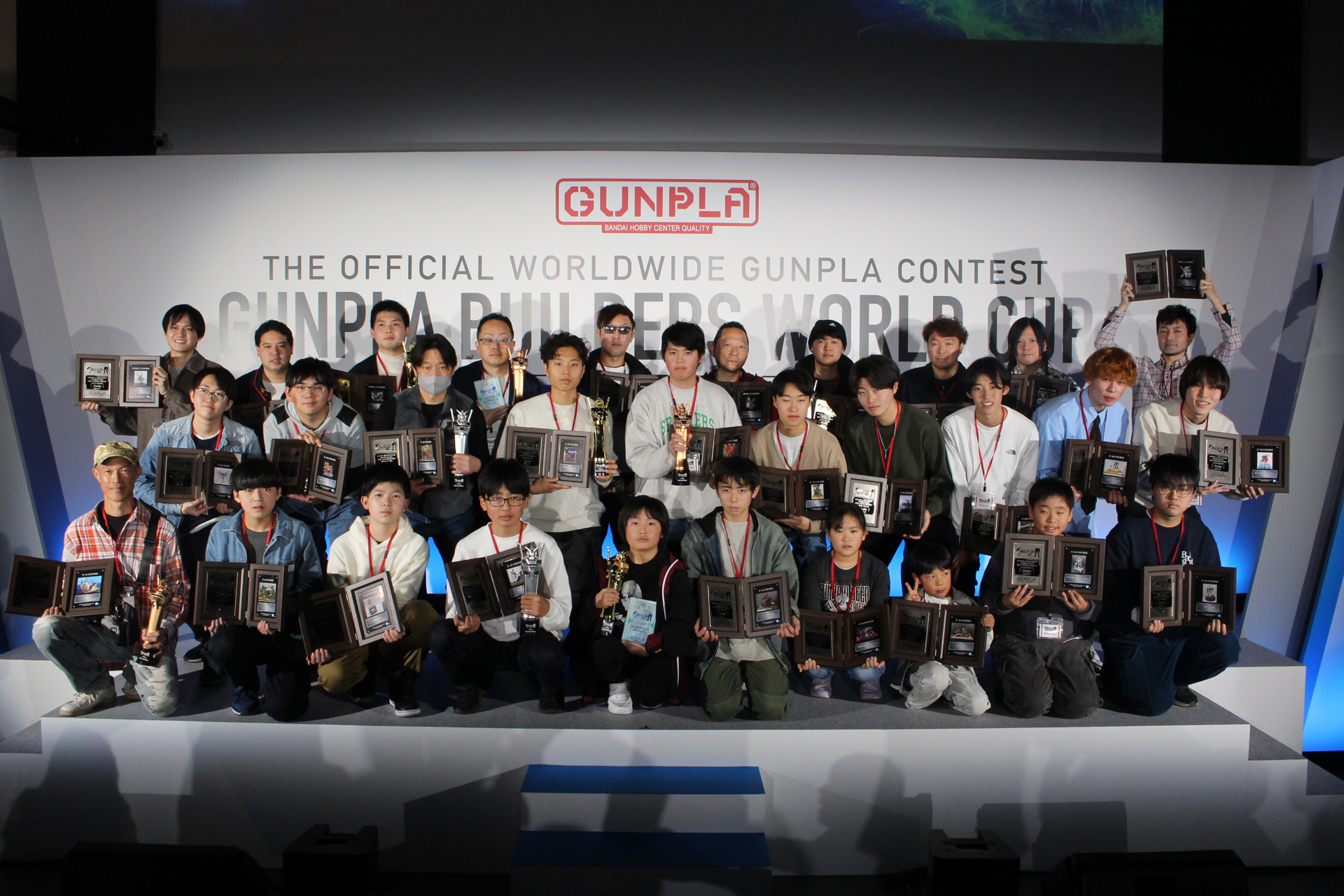 今年のGBWC日本ファイナリスト30名。全員には記念の盾が、各コース上位3名にはトロフィーが贈られた