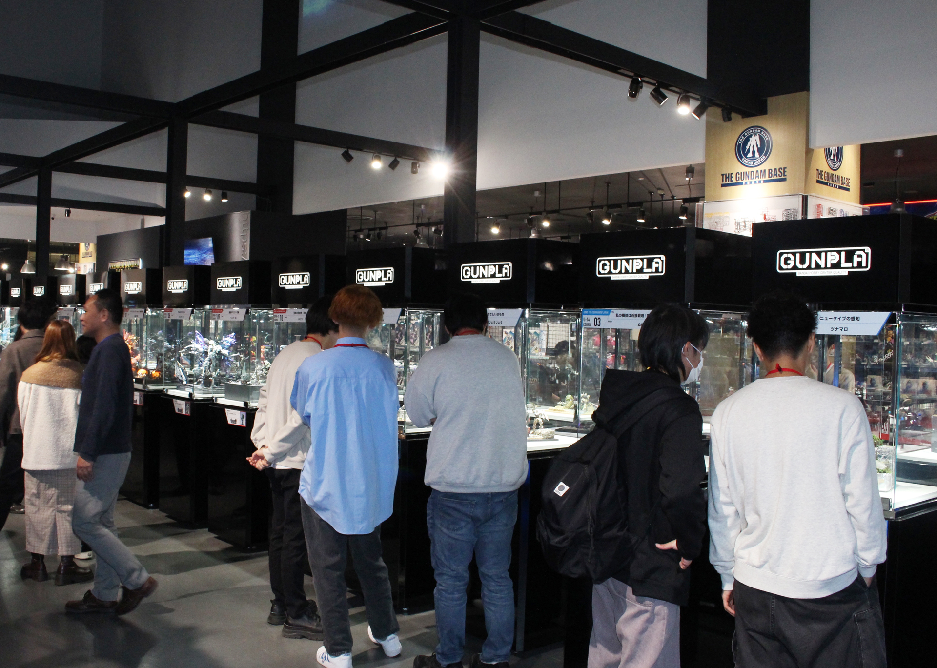 授賞式の前に、選出された30作品を眺めて談笑するファイナリストとその関係者一同