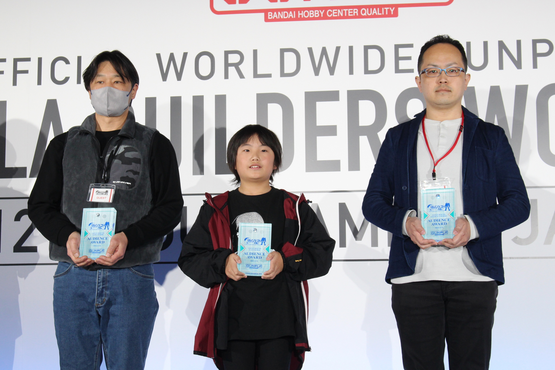 AUDIENCE賞受賞者、左から当日欠席のkoseiさんの代理人、ゆわっしーさん、森田秀幸さん