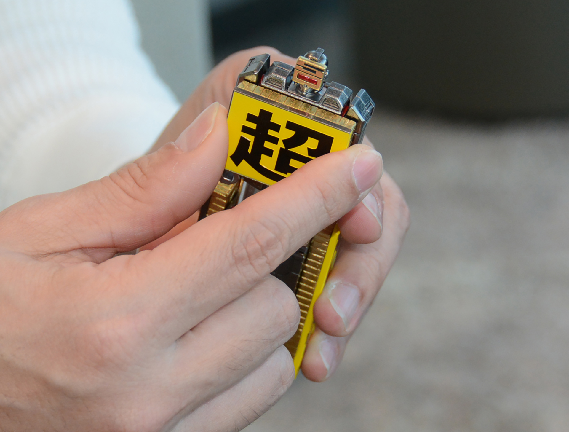 「超」の文字を回転させることで頭部が飛び出す