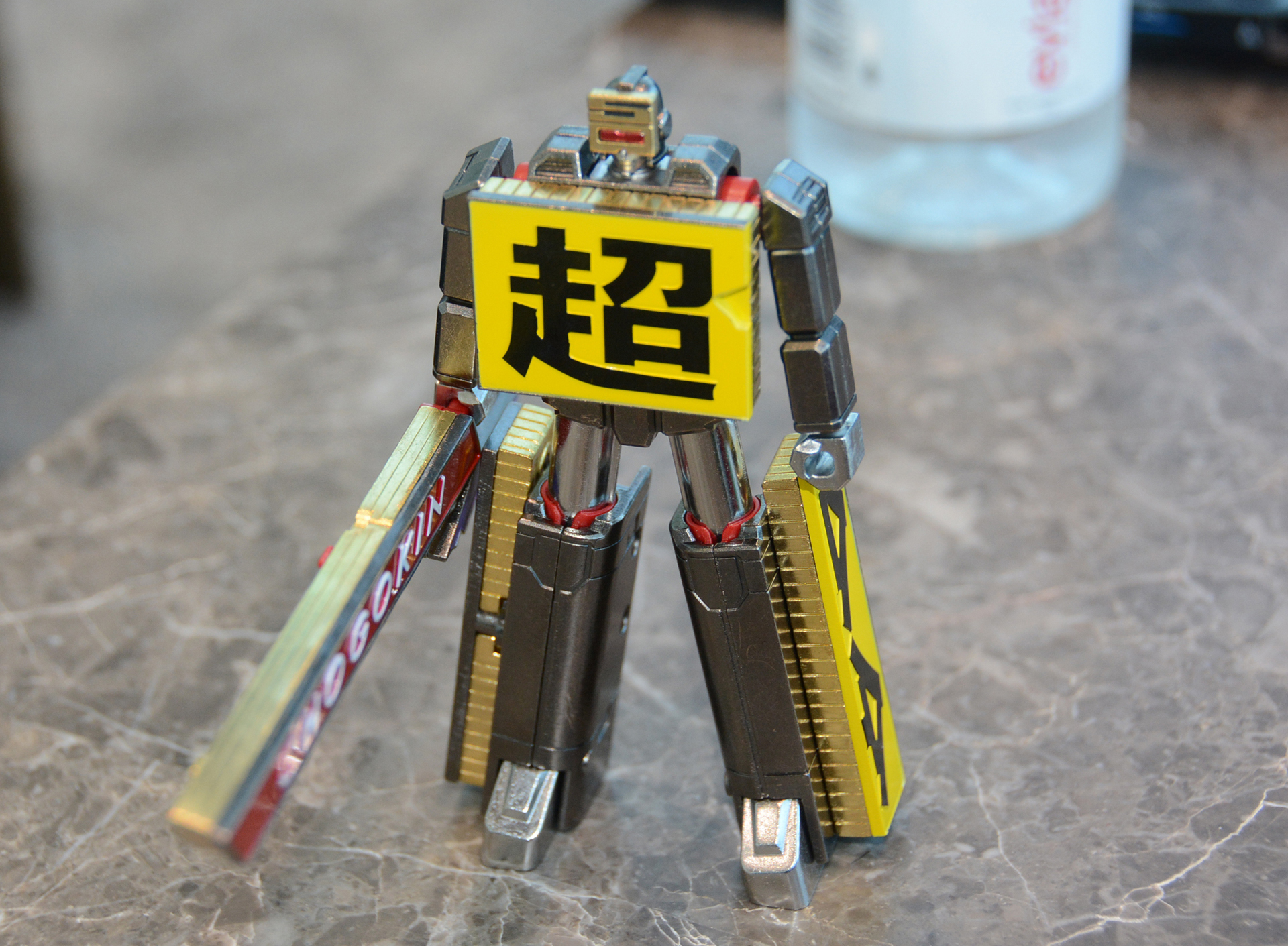ひじや膝は動かない。シルエットに懐かしさを感じさせるロボットだ