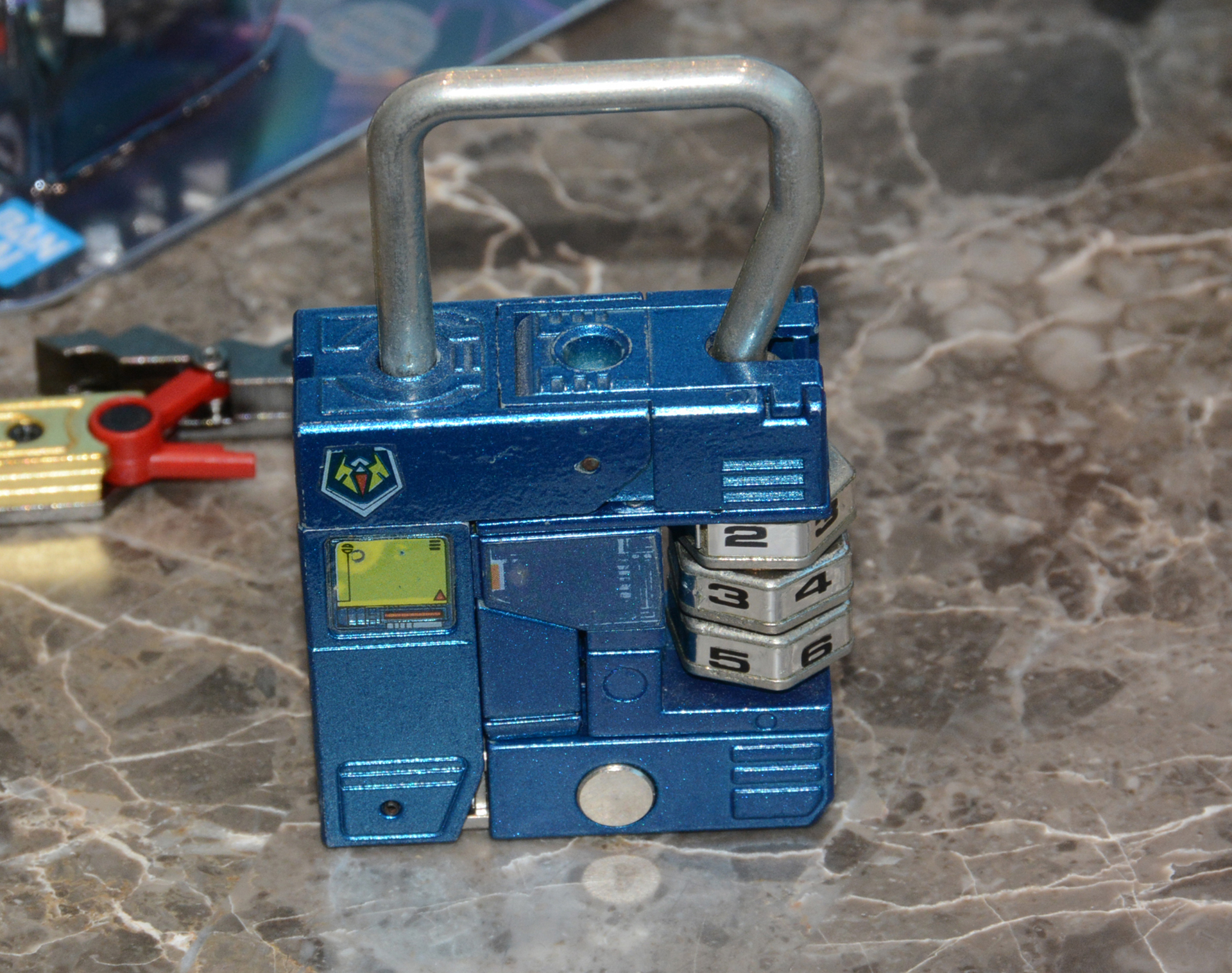 1984年に発売された「メタルジョー」という商品。ダイヤル錠を開けるとロボットに変形する。寺野氏はこの商品が持つ要素に「超合金の魅力」があると語った