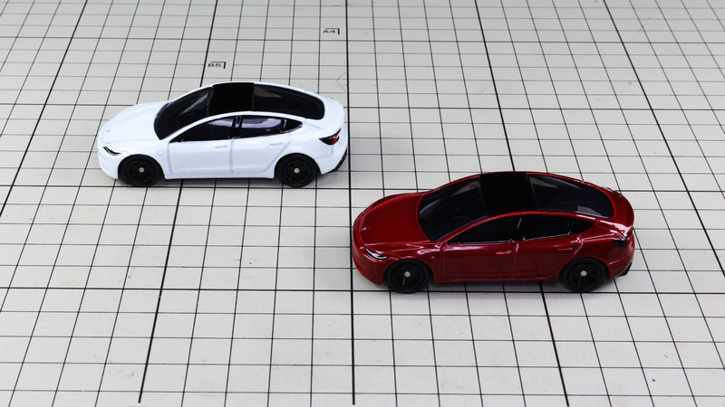 サイド：フロントからリアにかけて流れるようなラインを感じる