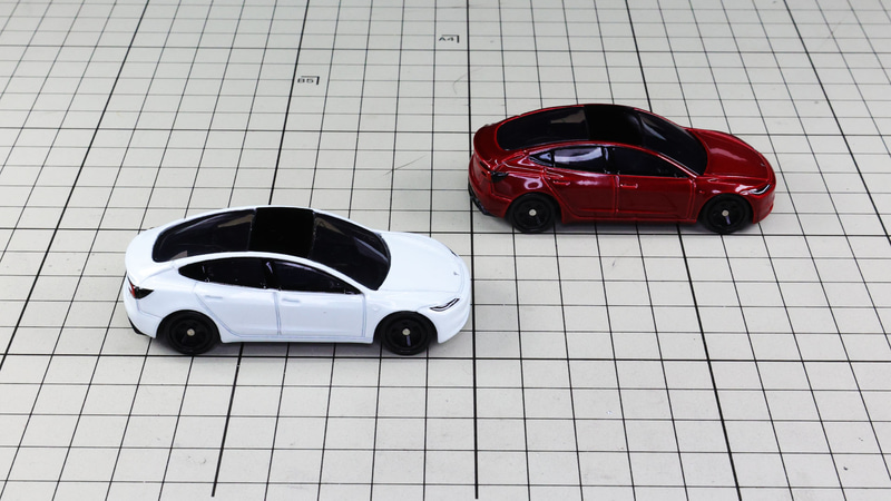 リア：ルーフからリアにかけ大きくとられたガラス面が特徴