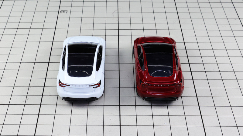 リア：ルーフからリアにかけ大きくとられたガラス面が特徴