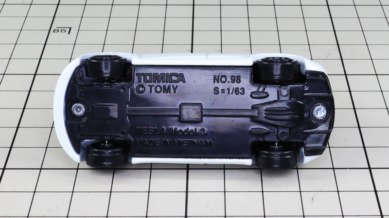 シャーシ：電気自動車らしいフラットな底面