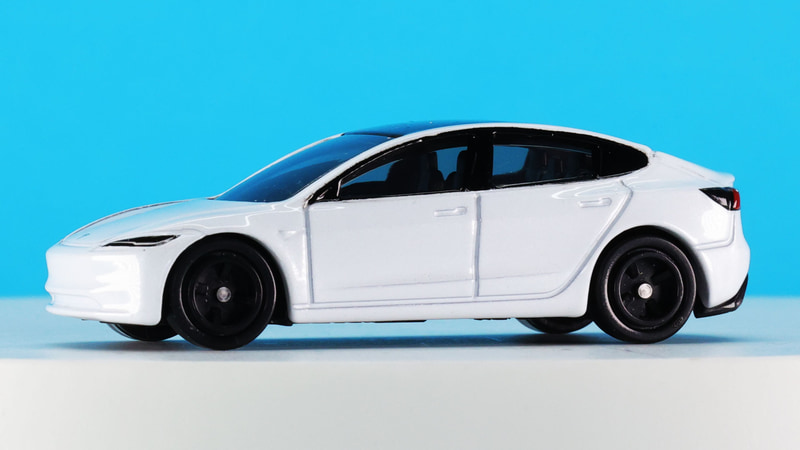 流麗なテスラ モデル3のスタイルを精密に再現