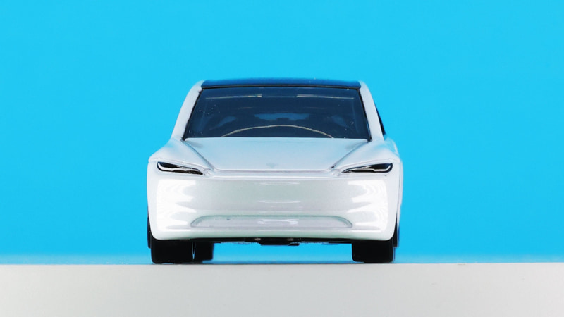 一目でテスラだとわかるフロントマスク