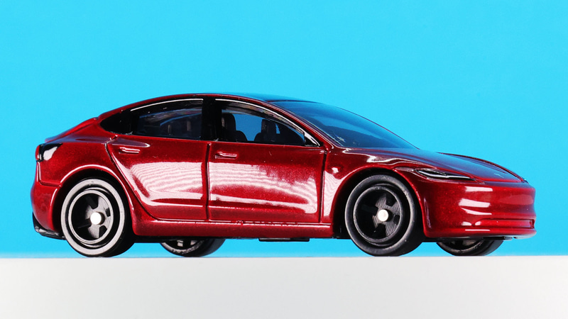 華やかなレッドカラーも用意されています