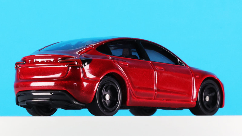 光と影が角度によって表情を変えるレッドです