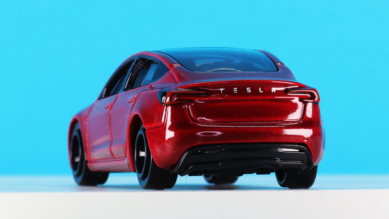 レッドカラーだとよりエクステリアが引き立ちますね