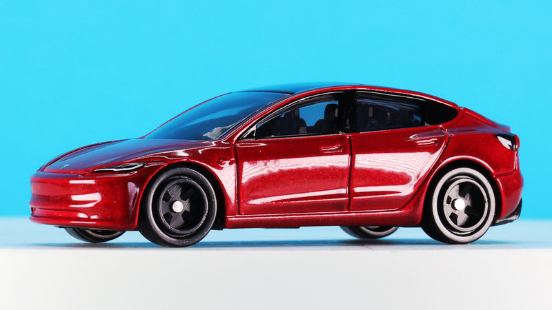 レッドカラーだとよりエクステリアが引き立ちますね