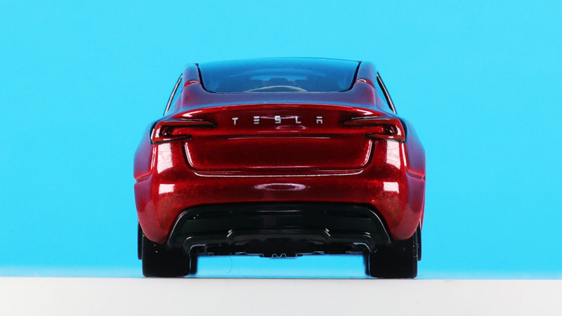 低く抑えられたフロントセクションは短く、運転しやすそうなモデル3をトミカで表現