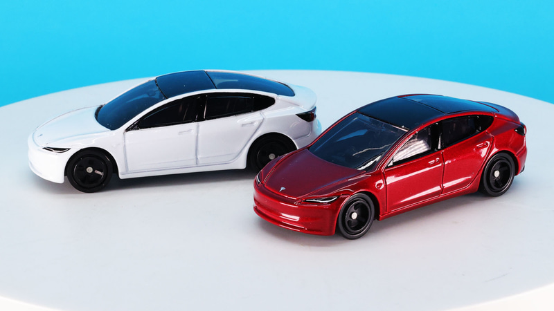 低く抑えられたフロントセクションは短く、運転しやすそうなモデル3をトミカで表現