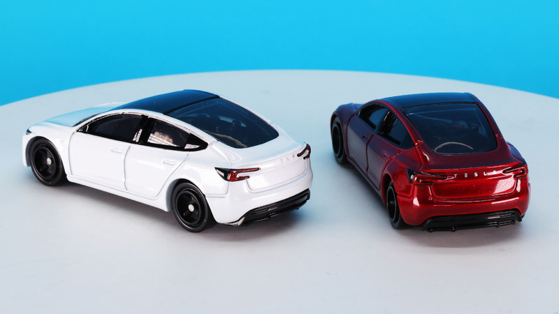 ルーフからリアエンドへかけての大きなガラスをクリアーパーツと塗装で表現