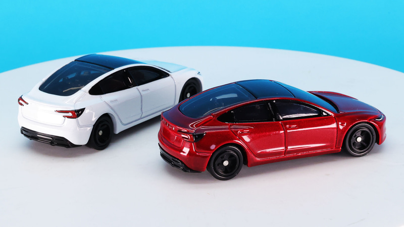 ルーフからリアエンドへかけての大きなガラスをクリアーパーツと塗装で表現