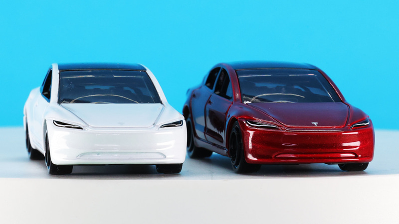 先代から細く、精悍になったヘッドライトにはデイタイムライトもプリントされています