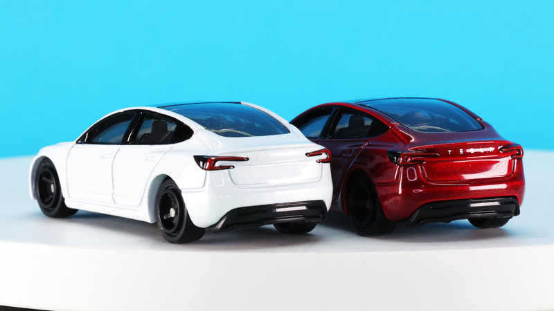 リアのコの字型コンビランプも塗装で再現されます