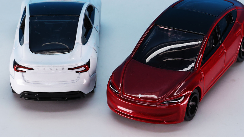 フロントのエンブレム、リアのロゴをプリントで再現しています